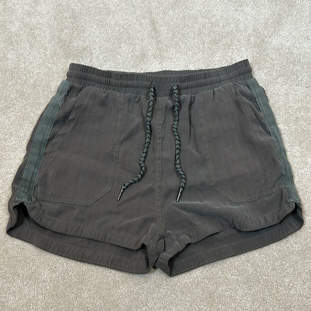 Heartloom Shorts Olive Green Size Medium High Rise Drawstring Waist Women Medium